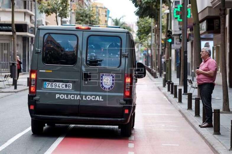 Agentes de la Policía Local se dirigen a un ciudadano en el marco de las actuaciones de control frente a la covid-19 (Foto EFE / Ángel Medina G.)